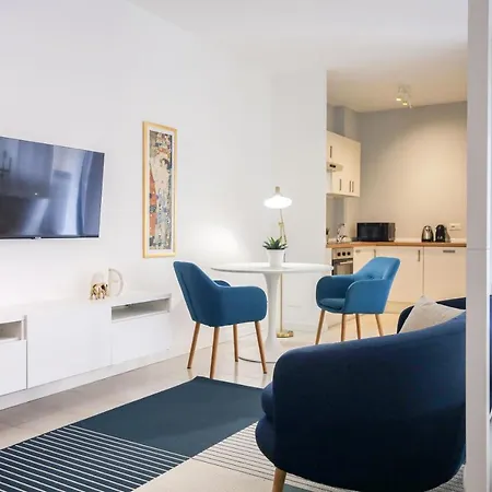 Glamorous Flat With Jacuzzi, King Size Bed And Small Balcony Daire