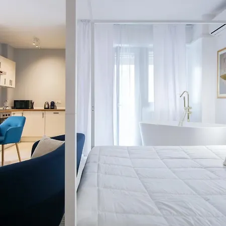 Daire Glamorous Flat With Jacuzzi, King Size Bed And Small Balcony